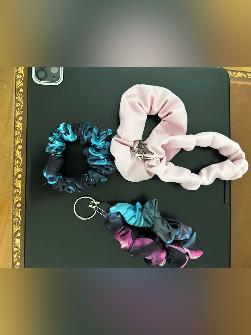 Set of scrunchies